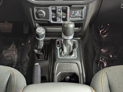 Used 2025 Jeep Wrangler Sahara image 17