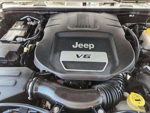 Used 2015 Jeep Wrangler Unlimited Rubicon w/ Connectivity Group AWD/4WD image 20