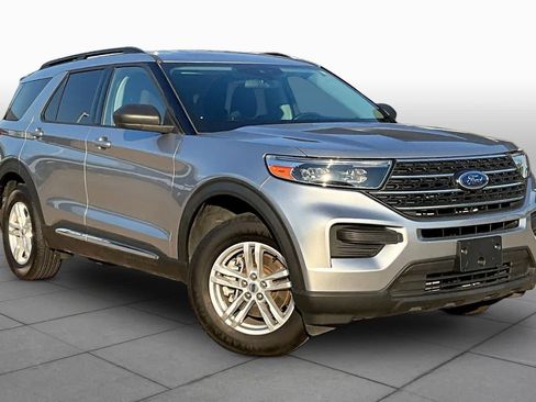 Used 2022 Ford Explorer XLT AWD/4WD image 2