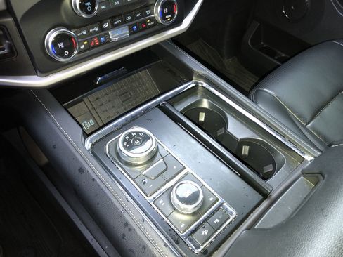 Used 2023 Ford Expedition XLT image 20