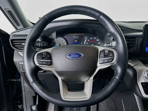 Used 2022 Ford Explorer XLT image 11