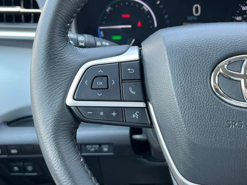 Used 2025 Toyota Sienna XLE FWD image 18