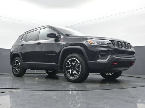 Used 2025 Jeep Compass Trailhawk w/ Sun & Sound Group AWD/4WD image 52