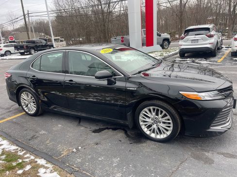 Used 2018 Toyota Camry XLE image 6