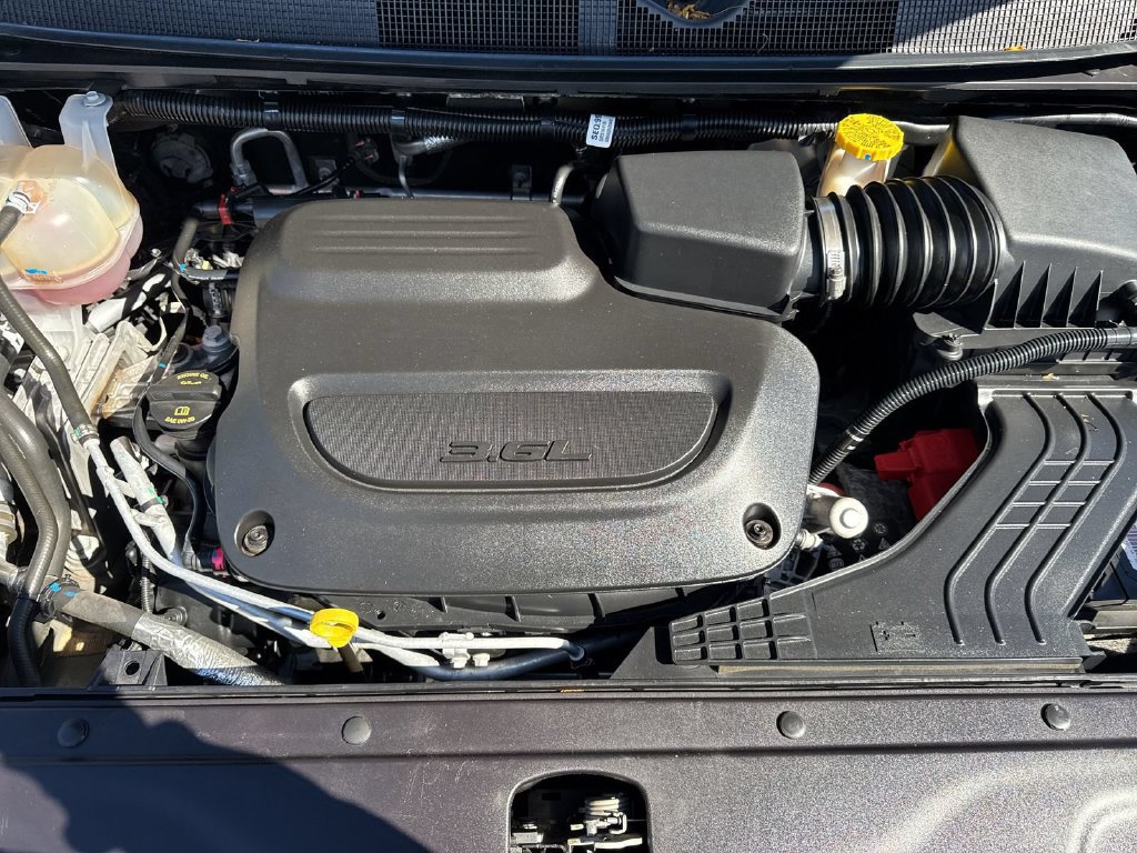 Used 2025 Chrysler Pacifica Limited FWD image 23