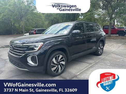 Used 2024 Volkswagen Atlas SE w/ Panoramic Sunroof Package FWD image 2