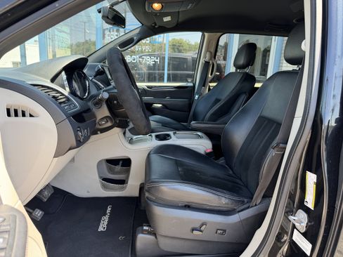 Used 2014 Dodge Grand Caravan SXT FWD image 11