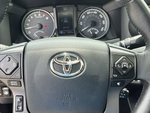 Certified 2017 Toyota Tacoma TRD Off-Road AWD/4WD image 11