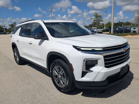 Used 2025 Chevrolet Traverse LT FWD image 2