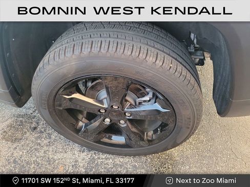 Used 2025 Jeep Grand Cherokee Limited w/ Black Appearance Package image 7