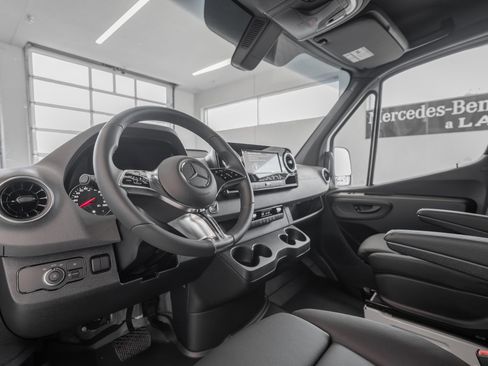 Used 2025 Mercedes-Benz Sprinter 2500 image 6