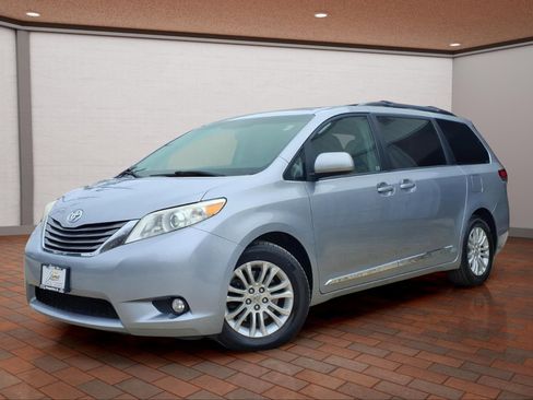 Used 2013 Toyota Sienna XLE FWD image 3