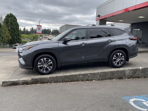 Certified 2025 Toyota Highlander XLE AWD/4WD image 5
