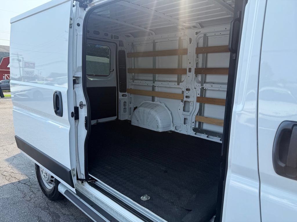 Used 2025 RAM ProMaster 2500 w/ U-Haul Equipment Group FWD image 17