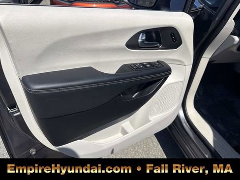 Used 2023 Chrysler Pacifica Touring-L FWD image 19