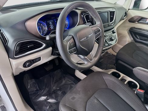 Used 2023 Chrysler Voyager LX image 23