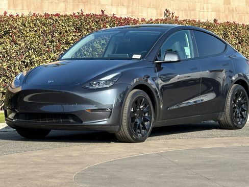 Used 2025 Tesla Model Y Long Range image 8