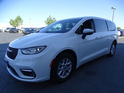 Used 2023 Chrysler Pacifica Touring-L FWD image 1