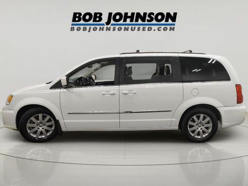 Used 2016 Chrysler Town & Country Touring FWD image 4