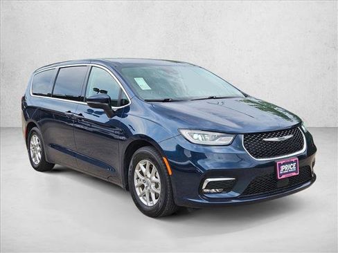 Used 2023 Chrysler Pacifica Touring-L FWD image 3