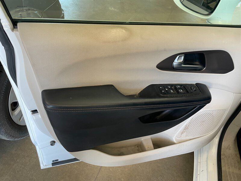 Used 2019 Chrysler Pacifica Touring-L FWD image 22