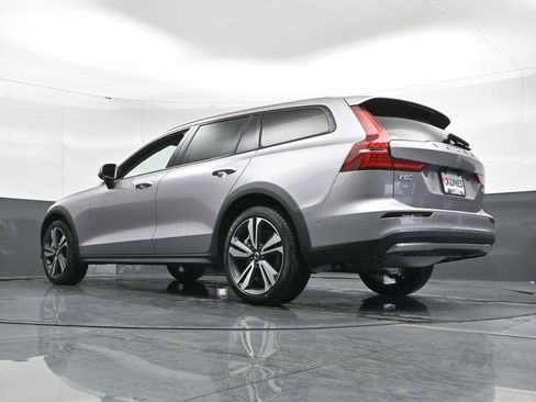 New 2026 Volvo V60 B5 Cross Country Plus w/ Climate Package AWD/4WD image 45