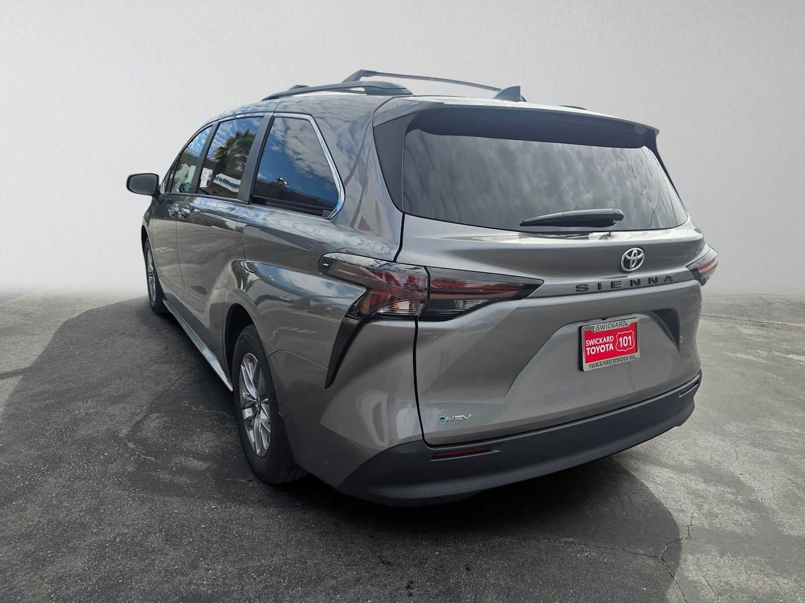 Used 2026 Toyota Sienna LE FWD image 5