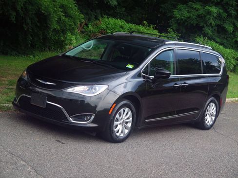 Used 2019 Chrysler Pacifica Touring-L FWD image 19