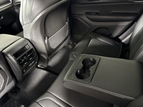 New 2025 Jeep Grand Cherokee Altitude image 21