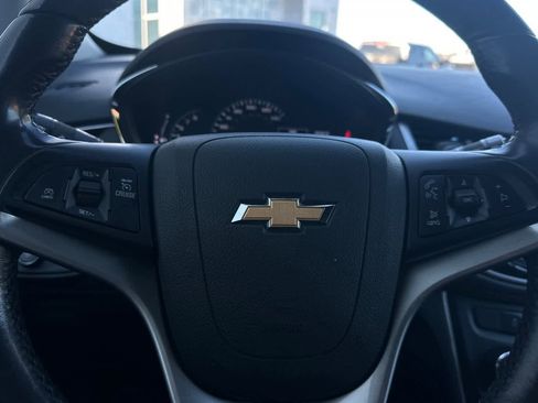 Used 2020 Chevrolet Trax LT w/ LT Convenience Package image 24