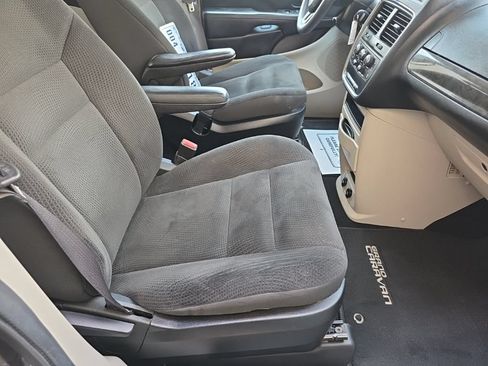 Used 2018 Dodge Grand Caravan SE w/ UConnect Hands-Free Group FWD image 23