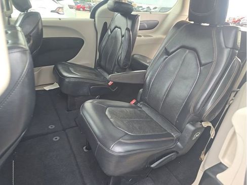 Used 2018 Chrysler Pacifica Touring-L FWD image 24