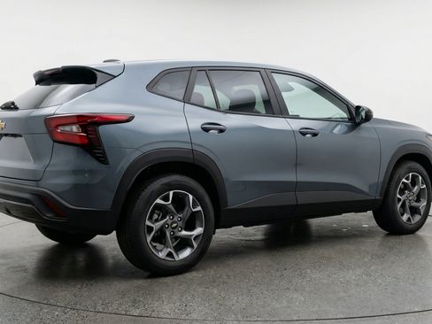 Used 2025 Chevrolet Trax LT FWD image 9