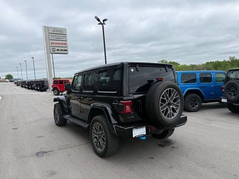 Used 2023 Jeep Wrangler Unlimited Sahara AWD/4WD image 5
