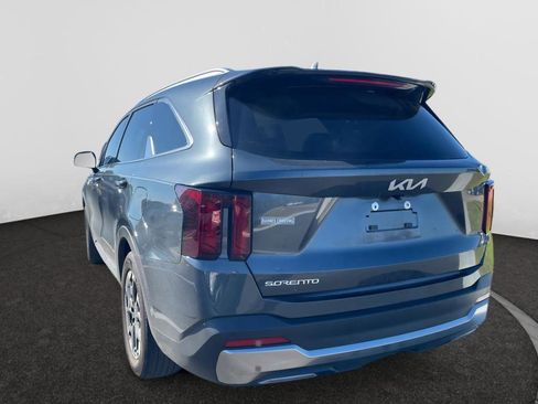 Used 2025 Kia Sorento S image 8