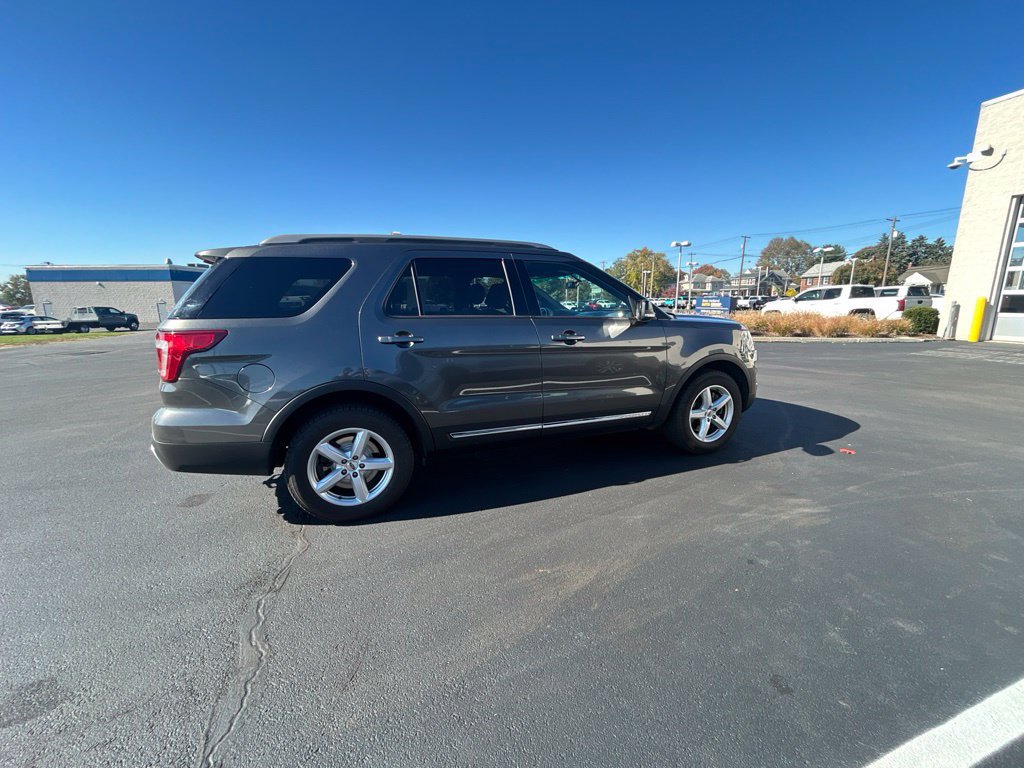 Used 2016 Ford Explorer XLT w/ Equipment Group 202A AWD/4WD image 3