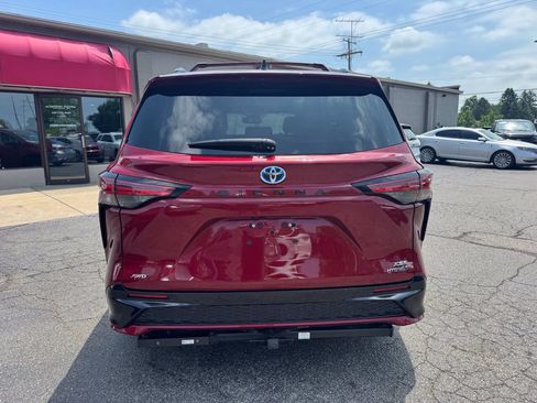 Used 2024 Toyota Sienna XSE AWD/4WD image 4