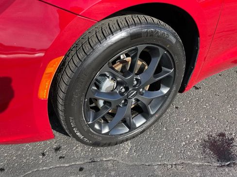 Used 2025 Chrysler Pacifica Limited image 3