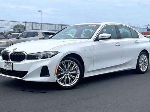 Used 2024 BMW 330e w/ Convenience Package RWD image 1