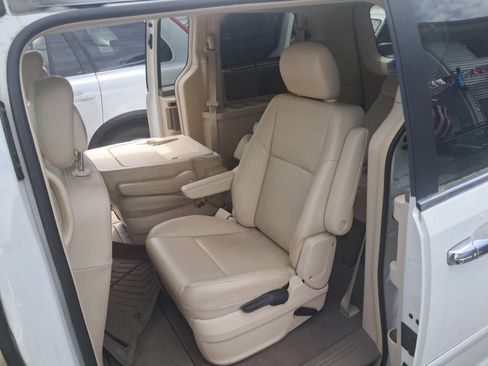 Used 2010 Volkswagen Routan SE image 6