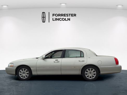 Used 2003 Lincoln Town Car Cartier RWD image 6