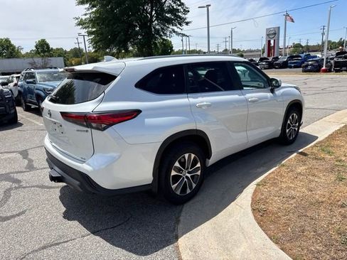 Used 2023 Toyota Highlander XLE AWD/4WD image 7