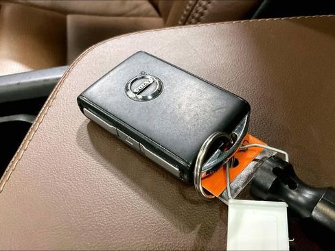 Certified 2023 Volvo XC90 B6 Ultimate w/ Lounge Package image 12