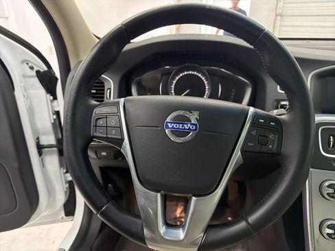 Used 2017 Volvo S60 T5 Inscription image 14