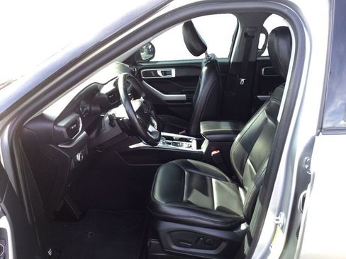 Used 2021 Ford Explorer XLT w/ Equipment Group 202A image 10