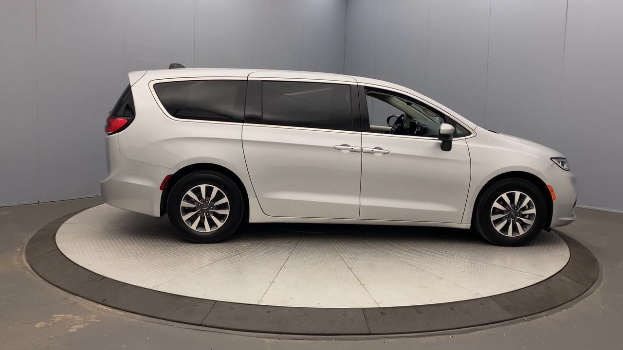 Used 2023 Chrysler Pacifica Touring-L FWD image 6