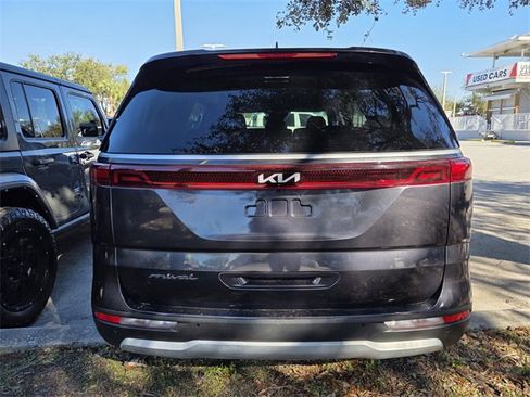 Used 2022 Kia Carnival LX image 4