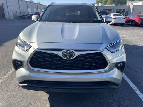 Used 2021 Toyota Highlander XLE image 2