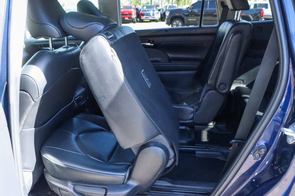 Used 2022 Toyota Highlander XLE AWD/4WD image 38