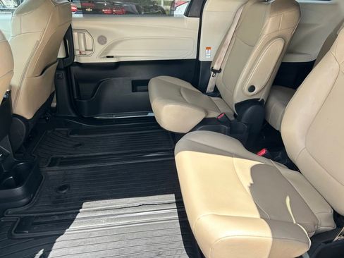 Used 2023 Toyota Sienna XLE w/ XLE Plus Package FWD image 17